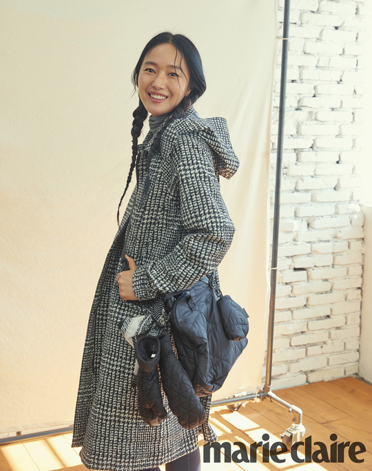 Fashion pictorials by Yoon Jin-seo have been released.Yoon Jin-seo in the public picture showed a lovely charm while Boyish.pear hyo-ju
