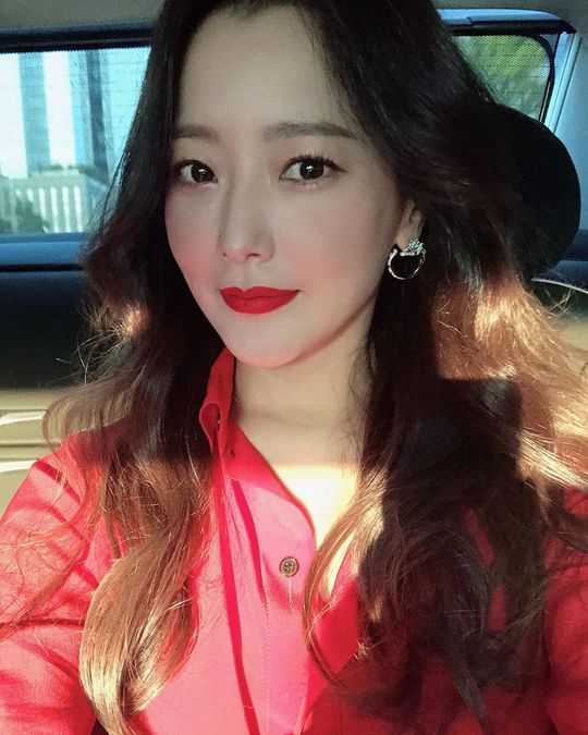 Actor Kim Hee-sun flaunts goddess-like visualKim Hee-sun posted several photos on his Instagram on October 22 with an article entitled Thank you chef, Choi Hyun-seok chef is cool.Kim Hee-sun in the public photo shows off her beauty while she cant gauge her age: a glamorous figure boasted of her RED shirt and RED lip makes fans thrilled.Park So-hee