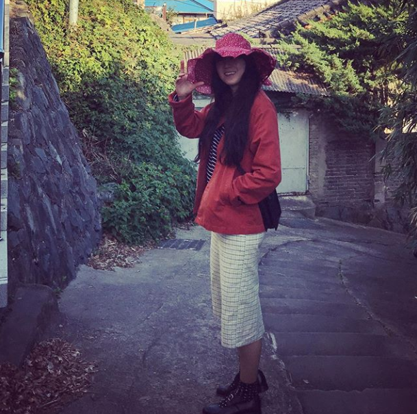 Actor Gong Hyo-jin showed off the fashion sense of Ongsang Diana.Gong Hyo-jin posted a photo on his 22nd day with an article entitled Onsan is a fashionable man.In the released photo, there was a picture of Gong Hyo-jin smiling brightly when he saw the camera at the filming site of Camellia Flowers.Gong Hyo-jin is showing a difficult fashion sense: she is covered with a wide-brimmed hat, wearing a red jacket and a check pattern of white pants.It is an esoteric fashion sense, but it attracts attention by digesting it with its own color as much as the modifier Onsan Diana.On the other hand, Gong Hyo-jin played camellia in KBS2 drama Around the time of camellia flower.