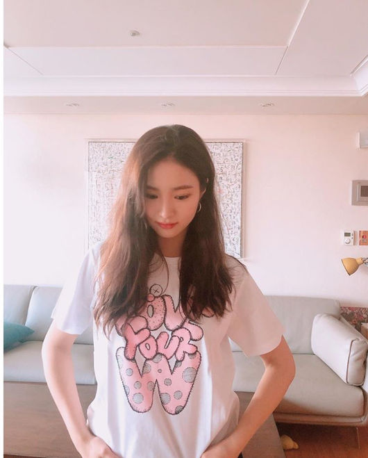 Actor Shin Se-kyung has been in the midst of a recent home-shining beautiful look.Today, Actor Shin Se-kyung posted a photo through his personal Instagram account.In the public photos, Shin Se-kyung is taking a natural pose in a comfortable outfit, and he has caught the attention of fans by showing off his beautiful looks that shine even in undecorating everyday life.On the other hand, Shin Se-kyung played the role of Na Hae-ryung in the MBC drama Na Hae-ryung which last September.Especially, I was thrilled by the fans with my sweet chemistry with my opponent, Actor Cha Eun-woo.Shin Se-kyung Instagram Capture