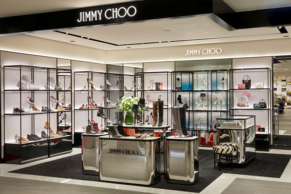 Jimmy Choo, a British luxury Desiigner brand, held a store renovation commemorative event at the Prestige Storage WEST at Galleria Department Store in Appgujeong-dong, Gangnam District on the 18th.This event is a memorial to the opening of the Galleria WEST store. It can be seen from Jimmy Chus signature Stiletto Hill Love (LOVE) to Blood Diamond (DIAMOND), Lane (RAINE), and Inca (INCA).In addition, it will showcase the collection of glam and elegant moods this season and make it possible to meet various products.Especially, the space display with a sensual and modern atmosphere was designed by Christian Lahoude Studio of New York base based on the new global store concept.Emphasizing black color, the lug of handmade created a luxurious atmosphere.Here, orange and blue color mother fiber furniture is arranged to show interesting interior, as well as flexible shape composition, which is characterized by the identity pursued by Jimmy Chu and the dynamic, bold, playful image of women.On the day of the event, Actor Lee Sung-kyung, Hong Jong-Hyun, and TWICE member Jingyeon attended to celebrate the opening of the store.Lee Sung-kyung, Hong Jong-Hyun, and TWICE Youngyeon all wore Jimmy Chu collection products this season and gathered their topics with their elegant yet stylish look.Lee Sung-kyung wears sneakers featuring Blood Diamond motif heels, and shows a chic look with a black Madeleine bucket bag with crystal buckle decorations, while TWICE Jingyeon wears a cross bag with JC logo and a chunky charm inka sneakers. I finished fashion.Hong Jong-Hyun showed off a gorgeous look that made use of points by matching bold Jimmy Choo sneakers and Blue color belt bags.All of them looked closely at the store, showed great interest in Jimmy Chu products, and finished to the end.On the other hand, the newly opened Jimmy Chu store is located on the 3rd floor of the Gallery Department Store Prestige storage WEST, and a photo booth is installed for visitors from October 18th to 24th, so you can take a special moment with Jimmy Chu.Written by Fashion Webzine Park Ji-ae Photos by L Jimmy ChuJimmy Choo, a British luxury Desiigner brand, held a store renovation commemorative event at the Prestige Storage WEST at Galleria Department Store in Appgujeong-dong, Gangnam District on the 18th.
