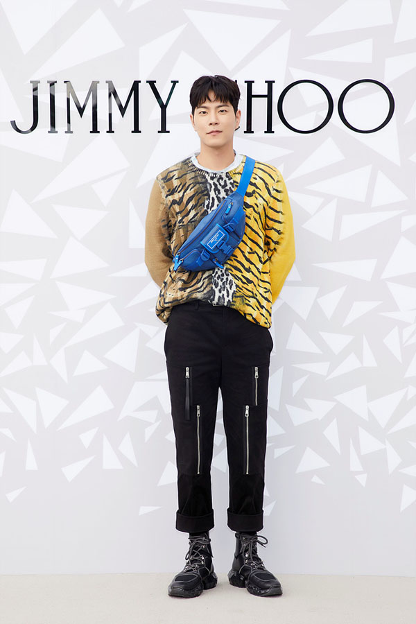 Jimmy Choo, a British luxury Desiigner brand, held a store renovation commemorative event at the Prestige Storage WEST at Galleria Department Store in Appgujeong-dong, Gangnam District on the 18th.This event is a memorial to the opening of the Galleria WEST store. It can be seen from Jimmy Chus signature Stiletto Hill Love (LOVE) to Blood Diamond (DIAMOND), Lane (RAINE), and Inca (INCA).In addition, it will showcase the collection of glam and elegant moods this season and make it possible to meet various products.Especially, the space display with a sensual and modern atmosphere was designed by Christian Lahoude Studio of New York base based on the new global store concept.Emphasizing black color, the lug of handmade created a luxurious atmosphere.Here, orange and blue color mother fiber furniture is arranged to show interesting interior, as well as flexible shape composition, which is characterized by the identity pursued by Jimmy Chu and the dynamic, bold, playful image of women.On the day of the event, Actor Lee Sung-kyung, Hong Jong-Hyun, and TWICE member Jingyeon attended to celebrate the opening of the store.Lee Sung-kyung, Hong Jong-Hyun, and TWICE Youngyeon all wore Jimmy Chu collection products this season and gathered their topics with their elegant yet stylish look.Lee Sung-kyung wears sneakers featuring Blood Diamond motif heels, and shows a chic look with a black Madeleine bucket bag with crystal buckle decorations, while TWICE Jingyeon wears a cross bag with JC logo and a chunky charm inka sneakers. I finished fashion.Hong Jong-Hyun showed off a gorgeous look that made use of points by matching bold Jimmy Choo sneakers and Blue color belt bags.All of them looked closely at the store, showed great interest in Jimmy Chu products, and finished to the end.On the other hand, the newly opened Jimmy Chu store is located on the 3rd floor of the Gallery Department Store Prestige storage WEST, and a photo booth is installed for visitors from October 18th to 24th, so you can take a special moment with Jimmy Chu.Written by Fashion Webzine Park Ji-ae Photos by L Jimmy ChuJimmy Choo, a British luxury Desiigner brand, held a store renovation commemorative event at the Prestige Storage WEST at Galleria Department Store in Appgujeong-dong, Gangnam District on the 18th.