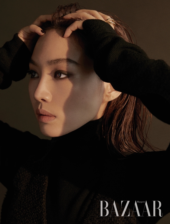 Actor Choi Hee-seo has released a Bazaar pictorial.Choi Hee-seos interviews with the pictures can be found in the November issue of Harpers Bazaar.Photo: Harbus Bazaar Korea
