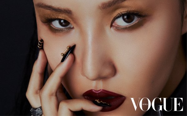 A Beauty pictorial from MAMAMOO Hwasa has been released.Hwasa, who is expanding his horizons from singer to artist, showed diversity and inclusiveness about current beauty through this picture.Especially sensuous and structural fashion styling and pose, and Hwasas fascinating Gold makeup that fits it made her a more unique beauty icon.Various makeup products in the November issue of the bold and bold Hwasas Vogue Korea show off their unique style can be found at Urban DK stores and official online malls nationwide.Photo Urbandic, Vogue Korea