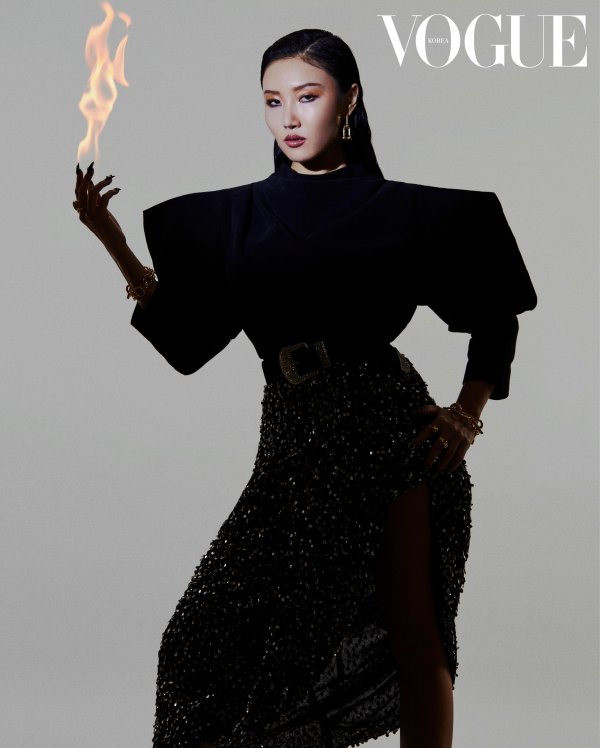 A Beauty pictorial from MAMAMOO Hwasa has been released.Hwasa, who is expanding his horizons from singer to artist, showed diversity and inclusiveness about current beauty through this picture.Especially sensuous and structural fashion styling and pose, and Hwasas fascinating Gold makeup that fits it made her a more unique beauty icon.Various makeup products in the November issue of the bold and bold Hwasas Vogue Korea show off their unique style can be found at Urban DK stores and official online malls nationwide.Photo Urbandic, Vogue Korea