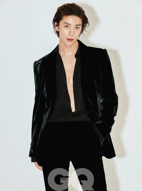 Group SF9 HWI YOUNG caught the eye with a unique mask.HWI YOUNG recently filmed the November issue of fashion magazine Jikyu Korea.HWI YOUNG, which is in front of the camera, digests a chic black suit and shows bold and free pose and expression like a model.The natural and intense charm that is different from the image of the group usually made all the staffs in the field admire.In the interview with the photo shoot, HWI YOUNG revealed a genuine idea of ​​his life.When asked what kind of thing you think is cool, HWI YOUNG responded that the persons music is the person himself.HWI YOUNG said, I want to release a solo album sooner than I say someday, but it is not easy with various thoughts. He expressed his personality with a frank and charming answer that he would like to go to heaven if he could go anywhere alone.HWI YOUNG is the rapper of the idol group SF9.SF9, which he belongs to, is loved by fans at home and abroad with solid and sensual performances for each activity such as Osolemio, I Smacked, and RPM.HWI YOUNGs unique personality and style, and its authentic interview can be found in the November issue of Jikyu Korea and the website of Jikyu Korea.