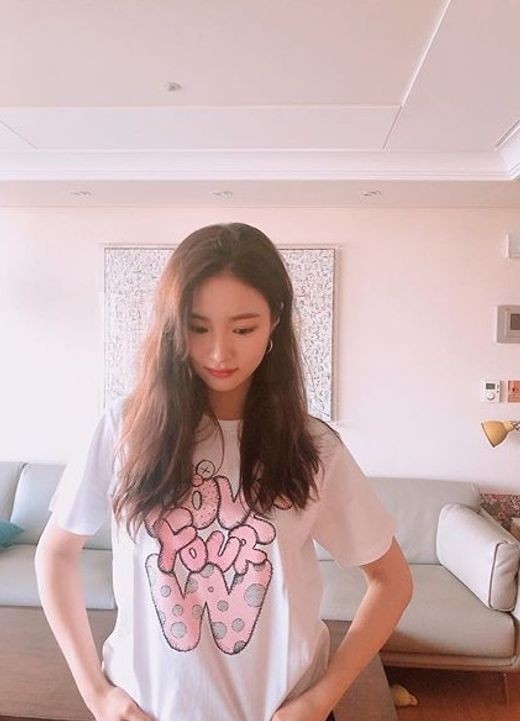 Actor Shin Se-kyung joins campaign to raise awareness of breast cancerShin Se-kyung posted a picture on his Instagram on the 22nd with a hashtag called #Love your W.Shin Se-kyung in the photo is standing in front of the camera wearing a T-shirt with the phrase #Love your W.He has a long wave hair, and he has focused his attention on netizens with his unique purity.Shin Se-kyung is looking for his next work after the end of MBC New Entrepreneur Koo Hae-ryong.