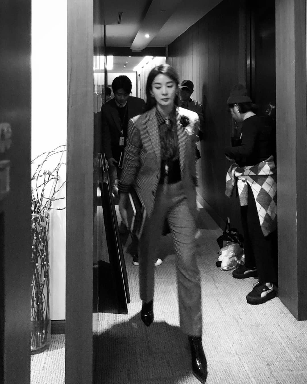 Lee Chung-ah encouraged the home shooter by sporting a nice Office look.Actor Lee Chung-ah posted a picture on his Instagram on the 22nd with an article entitled Office Noir # VIP # 22 at 10:00 pm SBS.The photo shows Lee Chung-ah walking out with a jacket and pants.It is a black and white photo, but the charisma that does not know somehow caught the attention of netizens.When the photos were released, netizens responded in various ways such as Force Fountain, Suit Pit Big and Carisma is full and beautiful.Meanwhile, Lee Chung-ah is appearing on SBS drama VIP.Photo: Lee Chung-ah Instagram