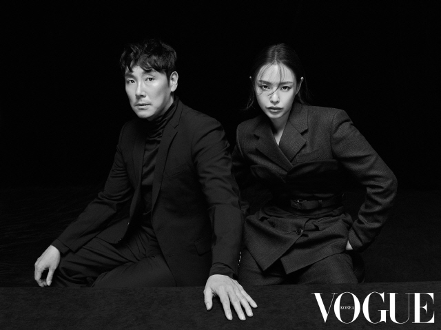 Actors Cho Jin-woong, Lee Ha-nui and Jeong Ji-yeong of the financial crime drama Black Money that shakes the Republic of Korea have released a charming picture through fashion magazine Vogue Korea.Black Money is a story about the story of Mac Pro Yang Min-hyuk Inspection, who is about to go to the investigation, is in trouble due to the suicide of the suspect who is in charge of the investigation, and is digging into the inside of the case to remove the falsehood.The photo released this time is the actor Cho Jin-woong, who believes in the movie Black Money, the Seoul District Prosecutors Office Mac Pro Inspection Yang Min-hyuk, who has a hot heart, and the Korean film industry, which directed Black Money The forceful black and white photographs of director Jeong Ji-yeong capture the attention of the viewers.First, the first cut is a two-person cut by Cho Jin-woong and Jin Ji-yeong, who are like Friends beyond the generation, and the sharp eyes of Cho Jin-woong staring at the front and the gentle and decisive expression of Jin Ji-yong,Lee Ha-nuis personal cut, which was released together, is a fatal charm of a pictorial craftsman.Lee Ha-nui, who is sitting barefoot on a chair wearing a black jacket, emits a unique charisma with a natural yet chic pose.The next cut is a personal cut of Cho Jin-woong, who showed a different charm from the Mac Pro Inspection Yang Min-hyuk in the movie, and the perfect dandy man is a perfect combination of pomade hair and all black suit.Finally, Cho Jin-woong and Lee Ha-nuis two-person cut, which first breathed through Black Money, are in different positions in Black Money in their suits and sit side by side and stare at the front with an unknown expression, but they will be in cooperation with the enemy. Expectations about the chemistry of ya are heightened.An interview with more diverse picture cuts by Cho Jin-woong, Lee Ha-nui and Jing Ji-yong and behind-the-scenes stories of Black Money can be found in the November issue of fashion magazine Vogue Korea.Black Money, a film about a financial crime case that has not yet ended, will meet with audiences at national theaters on November 13th.