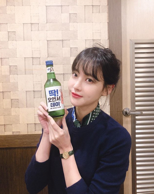 Actor Oh Yeon-seo shows off her innocent lookOn Sunday, Oh Yeon-seo posted a picture on his Instagram account.The photo shows Oh Yeon-seo posing with a soju bottle, especially Oh Yeon-seo, who boasts a small face and a full face and captivates the eye.Oh Yeon-seo will appear in MBCs new drama Humans with Hazards scheduled to be broadcast in November.