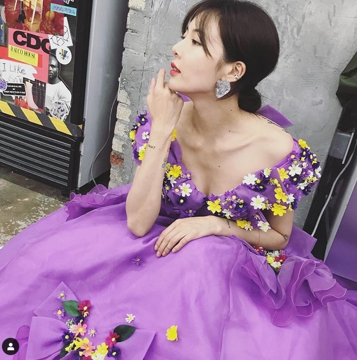 On the 23rd, Hyuna posted a picture on his SNS with an article entitled Dress is a soul.Hyuna later wrote in a post that Yoon Bora Dress I bought it, but I will give it after the activity.The fans who responded to the photos responded such as I am beautiful, I am like Princess Disney and Is this concept flower?Meanwhile, Hyuna will release a new album on November 5.