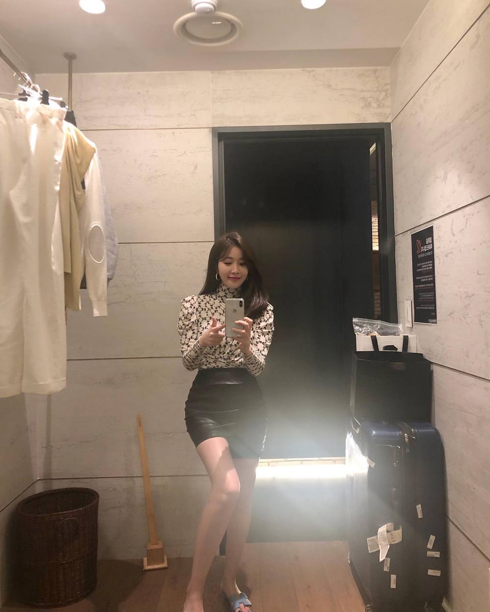 Lee Hae-ri showed off her supremacy glamourGroup Davichi member Lee Hae-ri uploaded the photo to her Instagram on October 22 with the phrase Wow, Im 180cm.Lee Hae-ri in the photo is wearing a blouse and skirt and taking a mirror selfie, which surprised viewers with his long legs.Lee Hae-ri added, Lee Hae-ri early adopter. It is a trap that you can not write even if you give it. Why can not you write it in front of you?han jung-won