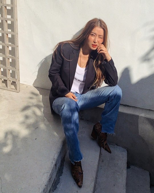 Huang Bo showed off her full-blown beautiful looks in the autumn sunshine.Singer and broadcaster Huang Bo released a picture on his SNS on the morning of October 23.Huang Bo in the photo showed the beauty of the sunshine as bright as the sunshine even with a slightly frowned expression as if the eyes were in the sunlight.The distinctive skin tone, jeans and a chic blend of jackets added to Huang Bos girl crush charm.Huang Bo, who made his debut as a four-member girl group Chakra in 2000, announced his name with various hits such as Han and End.Huang Bo, who has been working as a broadcaster since the breakup of Chakra, is currently busy with his personal business.heo seon-cheol