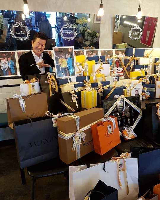 Singer Tae Jin-ah celebrated Miri on the birthday of group X1 (X1) member Kim Wooseok.Tae Jin-ah posted a picture on her instagram on October 23 with an article entitled Happy birthday to Wooseok, please love you Wooseok.The photo shows Tae Jin-ah pointing to gifts from fans to Kim Wooseok, who smiles brightly at the camera.The bright smile of Tae Jin-ah stands out.The fans who responded to the photos responded Thank you for taking care of Wooseok and Thank you for the photo.delay stock