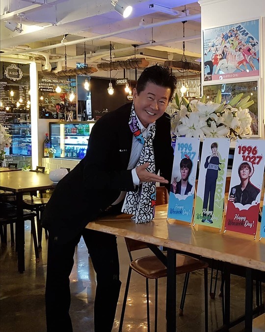 Singer Tae Jin-ah celebrated Miri on the birthday of group X1 (X1) member Kim Wooseok.Tae Jin-ah posted a picture on her instagram on October 23 with an article entitled Happy birthday to Wooseok, please love you Wooseok.The photo shows Tae Jin-ah pointing to gifts from fans to Kim Wooseok, who smiles brightly at the camera.The bright smile of Tae Jin-ah stands out.The fans who responded to the photos responded Thank you for taking care of Wooseok and Thank you for the photo.delay stock