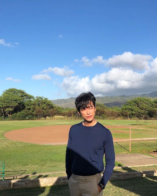 .Actor Namgoong Min is filming SBS new gilt drama Stove League at Hawaii.Namgoong Min posted several photos on his personal Instagram account on October 23 with the caption: Hawaii shooting (on shooting Hawaii).In the photo, Namgoong Min is wearing a navy T-shirt and white pants; Namgoong Min stands in the sun with Yang Hand in his pocket.Behind Namgoong Min is a vacant lot decorated like a small baseball field.Namgoong Min confirms SBS Drama Stove League appearanceStove League means the act of recruiting players and negotiating salaries to reinforce team power during the off-season when baseball is over.Namgoong Min plays the new manager in the drama Stove League to save the baseball club that fans have turned their backs on..Choi Yu-jin