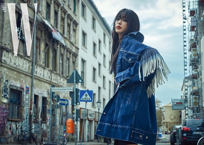 Han Ye Seul, unique hair color..lovely→A is dark charisma <p> Actor Han Ye Seul is a chic charm into Germany to Berlin for the receipt said.</p><p>Fashion magazine W. Korea 23, Han Ye Seul and work together for the public.</p><p>Around the world the heap of their beloved city Germany Berlin in this pictorial from the Han Ye Seul that he showed were lovely and plump, Bouncing image, unlike the dark charm as the gaze leads. A single cut with an intense charisma to the atmosphere, and the ‘role of Han Ye Seul’the reaction produces.</p><p>Han Ye Seul is a variety of costumes and basic items with a unique sound and style in chic winter fashion for and was.</p><p>Meanwhile, Han Ye Seul MBC new concept make-overs talk show ‘a rice salon’ MC cased.</p>