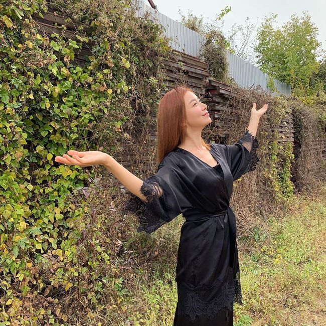 Actor Yoon Se-ah showed off her goddess beauty from early morningYoon Se-ah posted several photos on his instagram on the 23rd, along with an article entitled Walking before shooting. Air is on.In the photo, Yoon Se-ah is enjoying walking ahead of the melt me shooting.Yoon Se-ah, who is walking in a black dress, shows off her uneven beauty.On the other hand, Yoon Se-ah is playing Na Ha Young in the TVN Saturday drama I Melt Me.