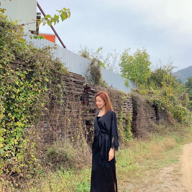 Actor Yoon Se-ah showed off her goddess beauty from early morningYoon Se-ah posted several photos on his instagram on the 23rd, along with an article entitled Walking before shooting. Air is on.In the photo, Yoon Se-ah is enjoying walking ahead of the melt me shooting.Yoon Se-ah, who is walking in a black dress, shows off her uneven beauty.On the other hand, Yoon Se-ah is playing Na Ha Young in the TVN Saturday drama I Melt Me.