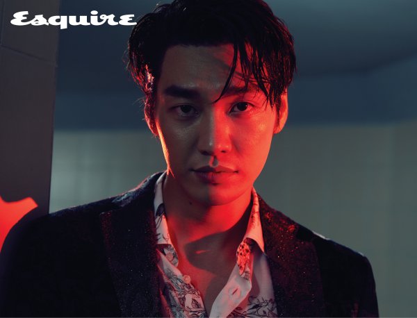 A pictorial by Actor Kim Young-kwang has been released.Kim Young-kwang, who has been busy with filming his next film, Mission Pasible (Gase), recently took part in filming a November issue of the mens magazine Esquire.In this filming, which was held in the quiet city late at night, Kim Young-kwang emits a unique aura with intense eyes and restrained expression in line with the stark concept of contrast.The rough eyes that change every moment according to light and shadow are combined with sexy yet dreamy atmosphere and enhance the picture perfection.Also, Kim Young-kwang emanates a fatal charm with a shirt that untiedly loosens to a slightly wet hairstyle.His sculptural sideline, staring somewhere thoughtfully, is enough to impress.Kim Young-kwang said, When I first read mission parsable (gaze) scenario, I thought it was a funny and comical atmosphere in the front, but I got a lot of action as I went back.The martial arts director said that the genre of this action is another kind of martial arts carly arnice that Mr. Won Bin did in the movie The Man from Nowhere, but it is really cool when you look at it.So I go to Action School and I am practicing. He revealed the excitement and burden of the first action movie at the same time.The picture with the charm of Homme Fattal by Kim Young-kwang can be found in the November issue of Esquire.