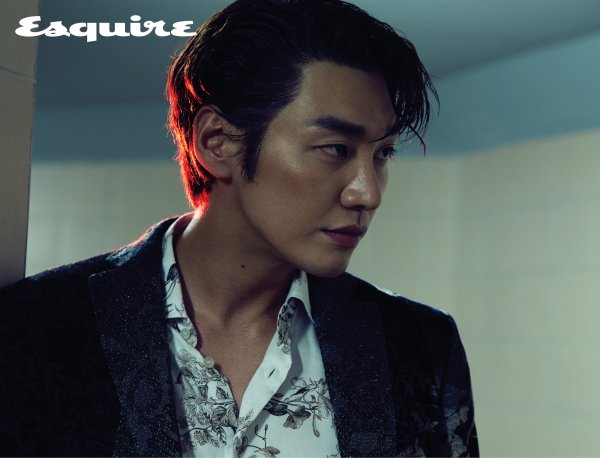 A pictorial by Actor Kim Young-kwang has been released.Kim Young-kwang, who has been busy with filming his next film, Mission Pasible (Gase), recently took part in filming a November issue of the mens magazine Esquire.In this filming, which was held in the quiet city late at night, Kim Young-kwang emits a unique aura with intense eyes and restrained expression in line with the stark concept of contrast.The rough eyes that change every moment according to light and shadow are combined with sexy yet dreamy atmosphere and enhance the picture perfection.Also, Kim Young-kwang emanates a fatal charm with a shirt that untiedly loosens to a slightly wet hairstyle.His sculptural sideline, staring somewhere thoughtfully, is enough to impress.Kim Young-kwang said, When I first read mission parsable (gaze) scenario, I thought it was a funny and comical atmosphere in the front, but I got a lot of action as I went back.The martial arts director said that the genre of this action is another kind of martial arts carly arnice that Mr. Won Bin did in the movie The Man from Nowhere, but it is really cool when you look at it.So I go to Action School and I am practicing. He revealed the excitement and burden of the first action movie at the same time.The picture with the charm of Homme Fattal by Kim Young-kwang can be found in the November issue of Esquire.