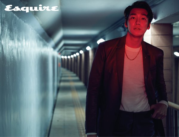 A pictorial by Actor Kim Young-kwang has been released.Kim Young-kwang, who has been busy with filming his next film, Mission Pasible (Gase), recently took part in filming a November issue of the mens magazine Esquire.In this filming, which was held in the quiet city late at night, Kim Young-kwang emits a unique aura with intense eyes and restrained expression in line with the stark concept of contrast.The rough eyes that change every moment according to light and shadow are combined with sexy yet dreamy atmosphere and enhance the picture perfection.Also, Kim Young-kwang emanates a fatal charm with a shirt that untiedly loosens to a slightly wet hairstyle.His sculptural sideline, staring somewhere thoughtfully, is enough to impress.Kim Young-kwang said, When I first read mission parsable (gaze) scenario, I thought it was a funny and comical atmosphere in the front, but I got a lot of action as I went back.The martial arts director said that the genre of this action is another kind of martial arts carly arnice that Mr. Won Bin did in the movie The Man from Nowhere, but it is really cool when you look at it.So I go to Action School and I am practicing. He revealed the excitement and burden of the first action movie at the same time.The picture with the charm of Homme Fattal by Kim Young-kwang can be found in the November issue of Esquire.