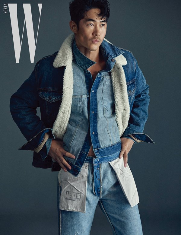 Bae Jin-nam, Denim pictorial full of sense Denim portrait of model tenor Bae Jin-nam, who is active in various genres including entertainment, acting and model, was released.Bae Jin-nam, who met at a studio in Gangnam, showed a young and classic winter denim look, Born to Be the Style.Bae Jin-nam, a fashion textbook for Korean men, showed perfect what Denim looks like in this photoreal wearing Sherpa Jacket and Winter Trucker.Using the various spectrum of Winter Jackets that will be responsible for the warmth as well as the style, we proposed the Denim look in winter, which is inevitable to wear.On the other hand, various pictures and videos with Actor Bae Jeong-nam and Levis can be found on the official website of W Korea and the Instagram account.