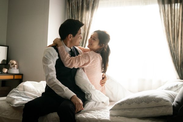 SBS New Moonhwa Drama VIP Jang Na-ra - Lee Sang-yoon explodes the excitement of 19 Gold Adult Melody with romantic Kiss Morning Call Beddings.Jang Na-ra - Lee Sang-yoon is getting an anonymous text one day, I have a husband in your team, which is unexpectedly received at SBS New Moonhwa Drama VIP (playplay by Cha Hae-won/directed by Lee Jung-rim/produced The Storyworks), which is scheduled to be broadcast on October 28, and has a serious and perfectionist temperament with Na Jung-sun, whose whole life collapses However, he played Park Sung-joon, who is going to enter the irreversible life line with just one moment.The two of them unfold the life of a close couple who are cracking a little by the character of the question while living with the righteousness of the couple.In this regard, Jang Na-ra - Lee Sang-yoon is focusing attention on Kiss Morning Call, which is a casual kiss and a casual touch.In the play, Na Jung-sun catches Park Sung-joon who is trying to go to work with alluring charm.Na Jung-sun shows a happy smile toward Park Sung-joon, who woke up sweetly, and grabs both balls and pulls the hook and gives a deep kiss.As the two peoples skinship deepens, the 19th gold romance, which is full of love for each other, unfolds.I am curious about what will happen to the two people I loved so much, and the development of Private Office Melody.Jang Na-ra - Lee Sang-yoons super close morning bedings scene was held in July at a set in Ilsan, Goyang, Gyeonggi Province.Jang Na-ra, who was wearing a pink shirt and comfortable white tones pants, and Lee Sang-yoon, who was dressed in a perfect suit fit, appeared in the scene.The two sat in bed and rehearsed the script together and rehearsed the scene ahead of the super-close skinship scene that had to express the couples sweetness.And as the actors of the court, the two people who breathed into the details such as the moment when each others eyes met, were immersed in the scene and beautifully portrayed the aspect of the couple whose love exploded.The actual love potion of the two people was even filled with the atmosphere of the scene.The two actors repeatedly monitored meticulously during the filming, and performed a hot-rolled performance.I was afraid to shout the cut, he said. Please pay attention to the private office melody of Jang Na-ra and Lee Sang-yoon, who will create a sensation in the house theater with the couples real melody.Meanwhile, SBSs new drama VIP, which will fill the house theater in four months, will be broadcasted at 10 pm on the 28th.
