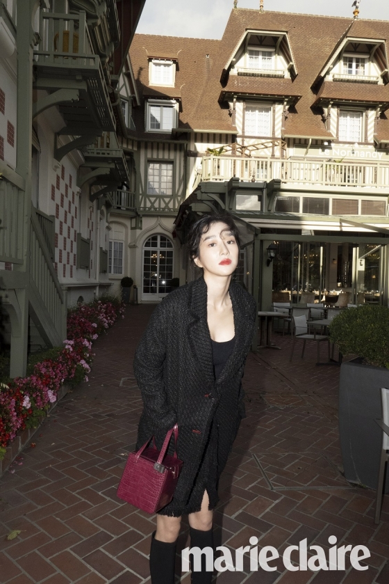 Actor Seo Ye-ji has transformed into a gLOW of charming Paris.Seo Ye-ji has attracted charm with a burgundy tote bag and sunglasses in a Tweed-style black suit in the background of France Paris in the November issue of the magazine Marie Claire, which was released on the 23rd.Seo Ye-ji has a clean and sophisticated atmosphere with a gingham check knit and white goose down on the beach of Dobil, a beautiful France resort.