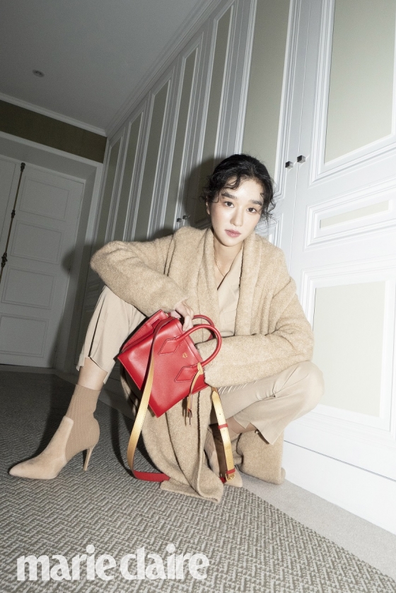 Actor Seo Ye-ji has transformed into a gLOW of charming Paris.Seo Ye-ji has attracted charm with a burgundy tote bag and sunglasses in a Tweed-style black suit in the background of France Paris in the November issue of the magazine Marie Claire, which was released on the 23rd.Seo Ye-ji has a clean and sophisticated atmosphere with a gingham check knit and white goose down on the beach of Dobil, a beautiful France resort.