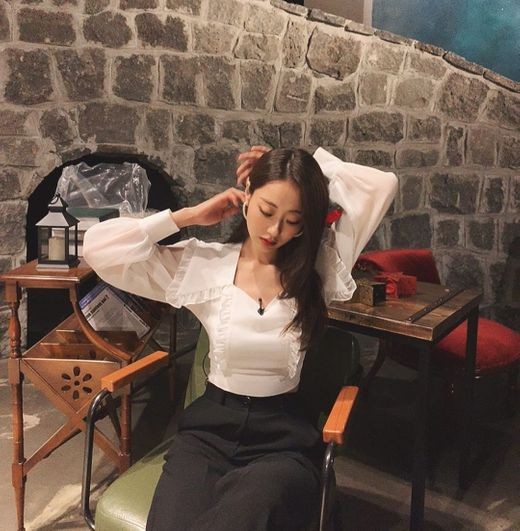 Kyungri, a native of Nine Muses, boasted of her indifference-like beauty.On Sunday, Kyungri posted a photo on her Instagram page, which appeared to have been taken during the shoot, showing Kyungri different charms for each costume.The first photo she released is wearing a red dress, which exposed her shoulder line, Kyungri highlighted her feminine style.In a later photo, Kyungri matched his white blouse and black pants; in a chic coordination, Kyungri looked daringly cool as if he hadnt looked at the camera.