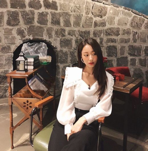 Kyungri, a native of Nine Muses, boasted of her indifference-like beauty.On Sunday, Kyungri posted a photo on her Instagram page, which appeared to have been taken during the shoot, showing Kyungri different charms for each costume.The first photo she released is wearing a red dress, which exposed her shoulder line, Kyungri highlighted her feminine style.In a later photo, Kyungri matched his white blouse and black pants; in a chic coordination, Kyungri looked daringly cool as if he hadnt looked at the camera.