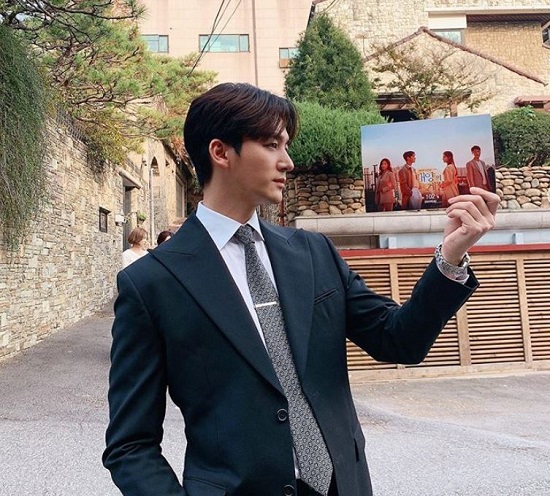 Actor Oh Chang-Seok has certified the last episode of Drama script.Oh Chang-seok posted a picture on his instagram on the 23rd with an article entitled Sun of the seasons until the end of the script.The photo shows Oh Chang-Seok holding a script on the set, especially showing off his warm suit fit and perfect side.On the other hand, Oh Chang-seok is appearing on KBS 2TV Sun Season.Photo: Oh Chang-seok Instagram