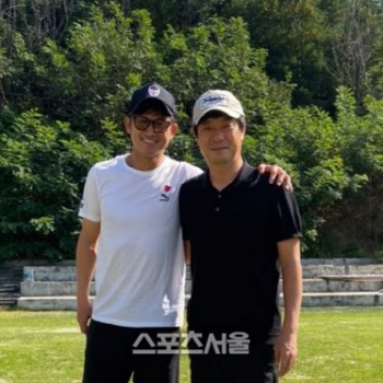 26년 만에 만난 미우라 가즈요시(왼쪽)와 김병수 강원FC 감독. 제공 | 미우라