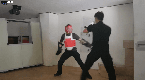 강종원 경위가 스마트방패에 부착된 고강도 라이트를 용의자 얼굴에 쏜 후 방패로 미는 훈련을 하고 있다. [강종원 경위 제공]