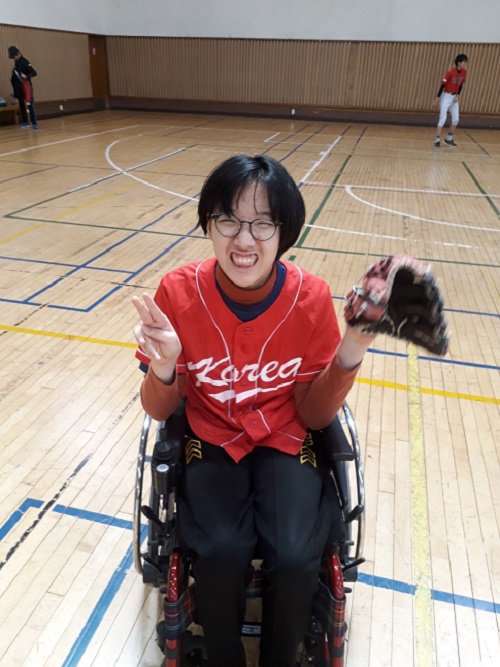 The Korea Baseball Organization selected Moon Chae-won (14) Yang as the first baller in the third round of the 2019 Shinhan Bank MY CAR KBO Korea Series.The third round of the Korea Series will be held at Gocheok Sky Dome on the 25th. KBO held a contest for the city from October 4th to 13th.Moon Chae-won is a middle school student who dreams of becoming a baseball player even though she has congenital cerebral palsy disorder.He has been challenging in various sports fields by overcoming obstacles such as catching ball training at the Korea Disabled Baseball Team and acquiring two items in Taekwondo.Singer Mundeikiz sings the national anthem for Game 3 of the Korean Series.He made his debut with his first album Bye Bye in 2005 and has representative songs such as Stranger, Autumn Goodbye and This Man.