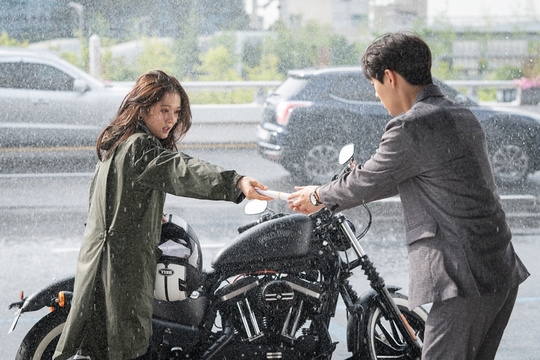 SBS New Moonhwa Drama VIP Jang Na-ra has unveiled a cool runaway scene that transformed into Esporte Clube Bahiaker Solver for Shin Jae-ha.Jang Na-ra - Shin Jae-ha is trying to treat anyone sincerely at SBS New Moonwhas Drama VIP (playplayplay by Cha Hae-won/director Lee Jung-rim/production The Storyworks), which is scheduled to be broadcast on October 28, and is well-prepared for my career as Na Jung-sun, deputy director of VIPs team, and Serengetti, He played the role of Ma Sang-woo, a new employee of VIP dedicated team who endured every day.The two will present Danbi Chemie, an oasis of the desert, which is led by Na Jung-sun as an angel every time Ma Sang-woo is in adversity, between his boss and junior in the VIP team.In this regard, Jang Na-ra - Shin Jae-ha will show Impressive Rain Two Shots, which seems to have stopped time in the pouring rain.In the drama, Na Jung-sun came through the rain in the auto Esporte Clube Bahia for the crisis.When he finds Na Jung-sun, who came down from AutoEsporte Clube Bahia and took off his helmet, he opens his rabbit eyes in an unexpected situation and hardens on the spot, and Na Jung-sun smiles at Ma Sang-woo with his head to toes wet.While the two people facing each other through the raindrops create a picturesque atmosphere on the other hand, the real office story that the two people will unfold in the VIP dedicated team is raising questions.Jang Na-ra - Shin Jae-has Sweet Rainy Running scene was held at Gimpo Airport in May.Jang Na-ra, who is usually afraid and does not even ride a merry-go-round, has been advised by experts to express Na Jeong-seon, who has a hobby of riding the AutoEsporte Clube Bahia in VIP, and has studied postures and behaviors based on the survey.Upon arrival at the filming location, Jang Na-ra rehearsed several times to express her natural poses without leaving around AutoEsporte Clube Bahia.In addition, Jang Na-ra has been lavishly passionate about his hair and costume for the rainy setting, and Shin Jae-ha has been ready to recall the ambassador several times.After the rain began to pour out, the two people who were immersed in the situation and emotion completed the scene by demonstrating the professional aspect of completing OK cut at once without NG.Jang Na-ra and Shin Jae-ha made the scene even more brilliant with their hot-rolled performance without buying their bodies, the production team said. I hope that there will be a lot of limited express chemistry that will be unfolded by the professional boss and the youngest employee of the accident group in the play.kim myeong-mi