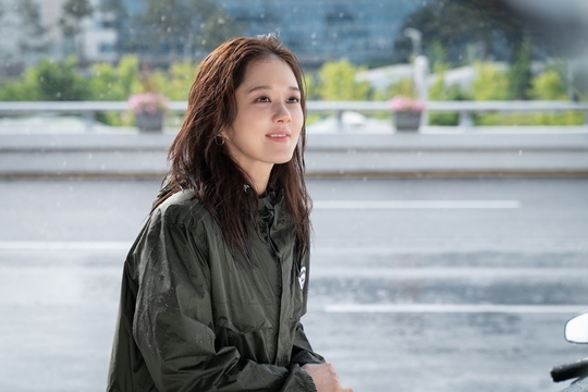 SBS New Moonhwa Drama VIP Jang Na-ra has unveiled a cool runaway scene that transformed into Esporte Clube Bahiaker Solver for Shin Jae-ha.Jang Na-ra - Shin Jae-ha is trying to treat anyone sincerely at SBS New Moonwhas Drama VIP (playplayplay by Cha Hae-won/director Lee Jung-rim/production The Storyworks), which is scheduled to be broadcast on October 28, and is well-prepared for my career as Na Jung-sun, deputy director of VIPs team, and Serengetti, He played the role of Ma Sang-woo, a new employee of VIP dedicated team who endured every day.The two will present Danbi Chemie, an oasis of the desert, which is led by Na Jung-sun as an angel every time Ma Sang-woo is in adversity, between his boss and junior in the VIP team.In this regard, Jang Na-ra - Shin Jae-ha will show Impressive Rain Two Shots, which seems to have stopped time in the pouring rain.In the drama, Na Jung-sun came through the rain in the auto Esporte Clube Bahia for the crisis.When he finds Na Jung-sun, who came down from AutoEsporte Clube Bahia and took off his helmet, he opens his rabbit eyes in an unexpected situation and hardens on the spot, and Na Jung-sun smiles at Ma Sang-woo with his head to toes wet.While the two people facing each other through the raindrops create a picturesque atmosphere on the other hand, the real office story that the two people will unfold in the VIP dedicated team is raising questions.Jang Na-ra - Shin Jae-has Sweet Rainy Running scene was held at Gimpo Airport in May.Jang Na-ra, who is usually afraid and does not even ride a merry-go-round, has been advised by experts to express Na Jeong-seon, who has a hobby of riding the AutoEsporte Clube Bahia in VIP, and has studied postures and behaviors based on the survey.Upon arrival at the filming location, Jang Na-ra rehearsed several times to express her natural poses without leaving around AutoEsporte Clube Bahia.In addition, Jang Na-ra has been lavishly passionate about his hair and costume for the rainy setting, and Shin Jae-ha has been ready to recall the ambassador several times.After the rain began to pour out, the two people who were immersed in the situation and emotion completed the scene by demonstrating the professional aspect of completing OK cut at once without NG.Jang Na-ra and Shin Jae-ha made the scene even more brilliant with their hot-rolled performance without buying their bodies, the production team said. I hope that there will be a lot of limited express chemistry that will be unfolded by the professional boss and the youngest employee of the accident group in the play.kim myeong-mi