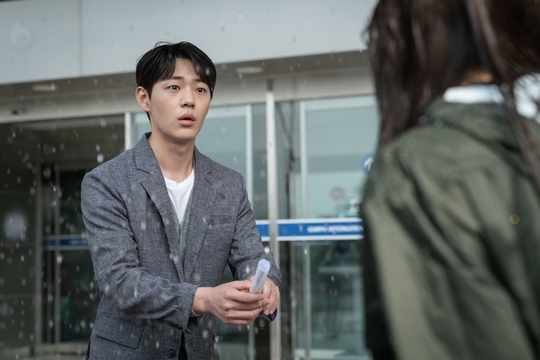 SBS New Moonhwa Drama VIP Jang Na-ra has unveiled a cool runaway scene that transformed into Esporte Clube Bahiaker Solver for Shin Jae-ha.Jang Na-ra - Shin Jae-ha is trying to treat anyone sincerely at SBS New Moonwhas Drama VIP (playplayplay by Cha Hae-won/director Lee Jung-rim/production The Storyworks), which is scheduled to be broadcast on October 28, and is well-prepared for my career as Na Jung-sun, deputy director of VIPs team, and Serengetti, He played the role of Ma Sang-woo, a new employee of VIP dedicated team who endured every day.The two will present Danbi Chemie, an oasis of the desert, which is led by Na Jung-sun as an angel every time Ma Sang-woo is in adversity, between his boss and junior in the VIP team.In this regard, Jang Na-ra - Shin Jae-ha will show Impressive Rain Two Shots, which seems to have stopped time in the pouring rain.In the drama, Na Jung-sun came through the rain in the auto Esporte Clube Bahia for the crisis.When he finds Na Jung-sun, who came down from AutoEsporte Clube Bahia and took off his helmet, he opens his rabbit eyes in an unexpected situation and hardens on the spot, and Na Jung-sun smiles at Ma Sang-woo with his head to toes wet.While the two people facing each other through the raindrops create a picturesque atmosphere on the other hand, the real office story that the two people will unfold in the VIP dedicated team is raising questions.Jang Na-ra - Shin Jae-has Sweet Rainy Running scene was held at Gimpo Airport in May.Jang Na-ra, who is usually afraid and does not even ride a merry-go-round, has been advised by experts to express Na Jeong-seon, who has a hobby of riding the AutoEsporte Clube Bahia in VIP, and has studied postures and behaviors based on the survey.Upon arrival at the filming location, Jang Na-ra rehearsed several times to express her natural poses without leaving around AutoEsporte Clube Bahia.In addition, Jang Na-ra has been lavishly passionate about his hair and costume for the rainy setting, and Shin Jae-ha has been ready to recall the ambassador several times.After the rain began to pour out, the two people who were immersed in the situation and emotion completed the scene by demonstrating the professional aspect of completing OK cut at once without NG.Jang Na-ra and Shin Jae-ha made the scene even more brilliant with their hot-rolled performance without buying their bodies, the production team said. I hope that there will be a lot of limited express chemistry that will be unfolded by the professional boss and the youngest employee of the accident group in the play.kim myeong-mi