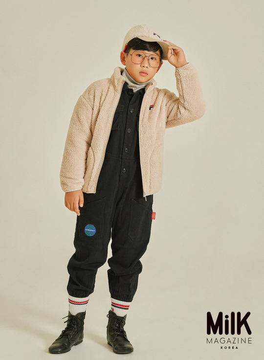 A picture of Yoo Se-yoon Minha Wealthy has been released.A picture with global sports brands Fila (FILA) and Bone G Yoo Se-yoon Wealthy was released in the November issue of Milk Korea, a French licensed kids fashion magazine.This family fashion picture with comedian Yoo Se-yoon and son Minha showed essential items of winter fashion that show the iconic colors of Fila such as white, black, red and navy with the theme of winter fashion with retro sensibility.kim myeong-mi
