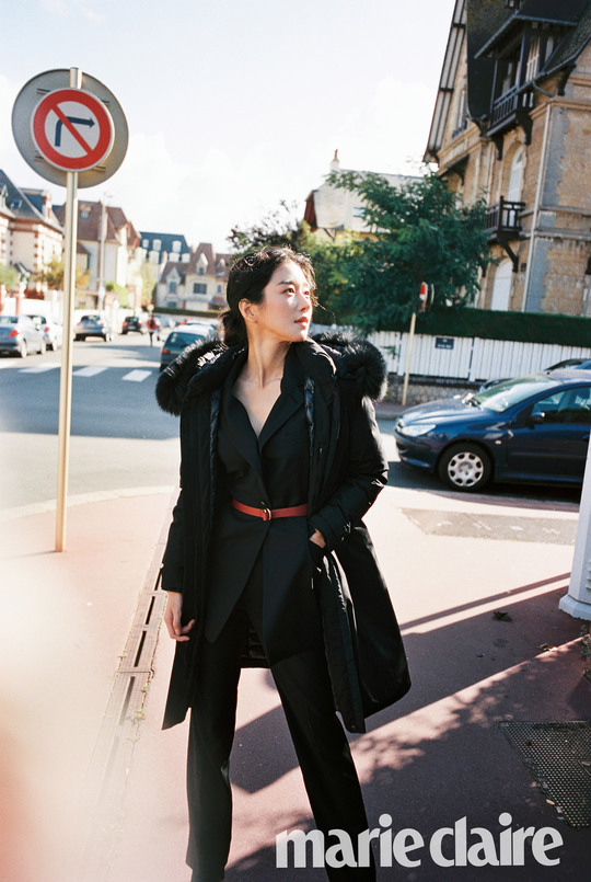 A winter outer pictorial of Actor Seo Ye-ji has been released.Seo Ye-ji recently presented a winter styling with a goose coat in the background of various parts of Dobil, France, in a picture with fashion magazine Marie Claire.In the public picture, Seo Ye-ji creates a sense of point styling with a red belt on a chic look that is black from Dobil Street to jackets, pants, and goose coats, while on the beach, he captures the pure and sophisticated atmosphere of Seo Ye-ji with a gingham check knit and a white nepa goose.bak-beauty