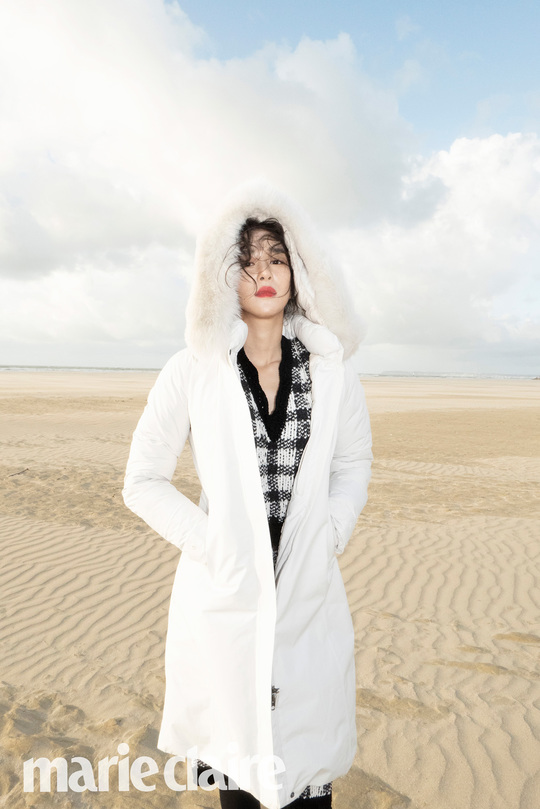 A winter outer pictorial of Actor Seo Ye-ji has been released.Seo Ye-ji recently presented a winter styling with a goose coat in the background of various parts of Dobil, France, in a picture with fashion magazine Marie Claire.In the public picture, Seo Ye-ji creates a sense of point styling with a red belt on a chic look that is black from Dobil Street to jackets, pants, and goose coats, while on the beach, he captures the pure and sophisticated atmosphere of Seo Ye-ji with a gingham check knit and a white nepa goose.bak-beauty