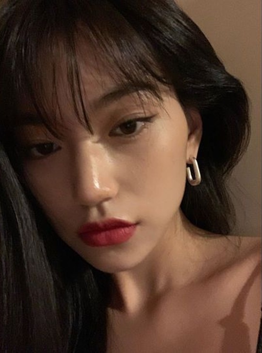 Kim Do-yeon presents selfie in subtle moodGroup Weki Meki member Kim Do-yeon uploaded two photos to the official Instagram on October 23 with the phrase meow..Kim Do-yeon in the photo shows Cat eyes - he showed off his subtle sexy with deep clavicle and sleek jawline.han jung-won