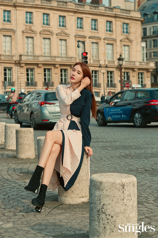 Yoo In-na shines ParisMagazine Singles released the Paris pictorial of Actor Yoo In-na, which is loved by many for its irreplaceable loveliness on October 24th.In this picture taken in Paris city center, Actor Yoo In-na brightened Paris, which was stark in chilly weather, with elegant and chic styling of various autumn city look.Especially, it is the back door that led the atmosphere of the filming scene by breathing with the surrounding staff with unique bright energy.Recently, Yoo In-na has been well received by many viewers, leading the program with its charming and sometimes lovely charm in MBC entertainment Funding Like You.minjee Lee