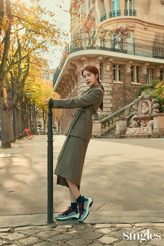 Yoo In-na shines ParisMagazine Singles released the Paris pictorial of Actor Yoo In-na, which is loved by many for its irreplaceable loveliness on October 24th.In this picture taken in Paris city center, Actor Yoo In-na brightened Paris, which was stark in chilly weather, with elegant and chic styling of various autumn city look.Especially, it is the back door that led the atmosphere of the filming scene by breathing with the surrounding staff with unique bright energy.Recently, Yoo In-na has been well received by many viewers, leading the program with its charming and sometimes lovely charm in MBC entertainment Funding Like You.minjee Lee