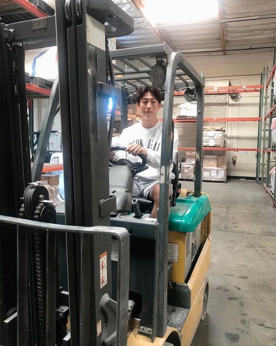 Actor Kang Ki-young has released a photo of himself sitting in a forklift.Kang Ki-young posted a picture on October 24 with an article entitled New Car Picking on his personal instagram.In the photo, Kang Ki-young is sitting on the wheel of a forklift car used to carry heavy loads.Kang Ki-youngs eyes are charismatic so that they do not fit the situation, and a passage of the song Brother Cha of Incredible, Tablo, and Jinusean comes to mind.Kang Ki-young showed an Actor but excellent gag sense through a post.The netizens who watched Kang Ki-youngs photos left a pleasant comment such as I picked up my brothers car and pick you up and I think its a used car?Choi Yu-jin