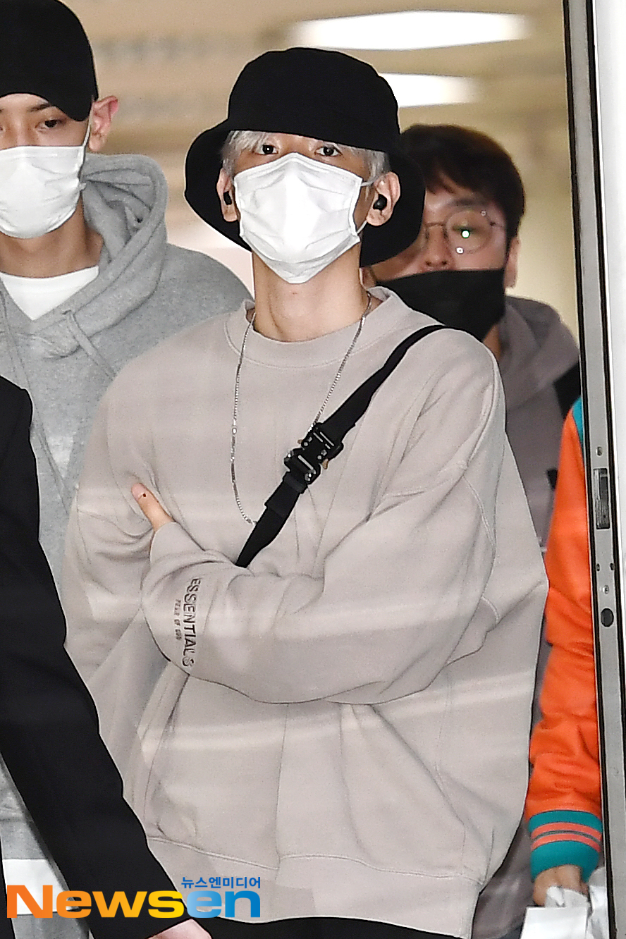 EXO (EXO) members Suho, Chan Yeol, Kai, Baekhyun, Sehun and Chen arrived at Gimpo International Airport in Banghwa-dong, Gangseo-gu, Seoul on October 24 after completing the EXO PLANET #5 - EXpLOration - In Japan schedule.EXO (EXO) member Baekhyun is entering the country.exponential earthquake