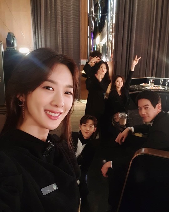 Actor Lee Chung-ah has released a warm-hearted self-portrait with members of SBS New Moon drama VIP.Lee Chung-ah posted a picture on his instagram on October 24 with an article entitled Really good, our team is these people.Lee Chung-ah in the photo is wearing an all-black suit with VIP actors such as Jang Na-ra and Lee Sang-yoon.Those who smile brightly toward the camera and show off their cheerful atmosphere raise expectations for VIP.Park So-hee