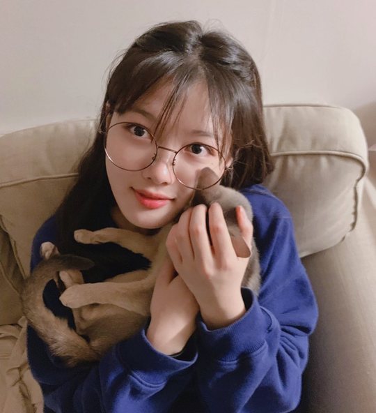 Kim Yoo-jung has revealed her adorable current situation.Actor Kim Yoo-jung posted a picture on his Instagram on October 24th.The photo shows Kim Yoo-jung wearing glasses; a lovely look catches the eye.kim myeong-mi