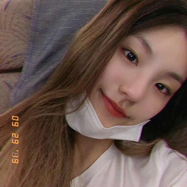 Girl group ITZY member Yezi showed off her beautiful looks that are causing herd in Heart.On the 24th, ITZY official Instagram posted several photos along with the article Photo bomb throwing.In the photo, ITZY member Yezi, who is sitting in a chair and taking a selfie, is shown.Yezi, who has slightly lowered his mask to take a picture, shows a bright smile and captivates the attention of viewers.Yezi shows off a neat atmosphere in a picture with his long hair down, and when he is preparing for the stage with his hair tied, he causes a heartbeat with a fresh and youthful expression.On the other hand, ITZY, which Yezi belongs to, has been loved by many people since its debut in February, acting as Darla and IC.